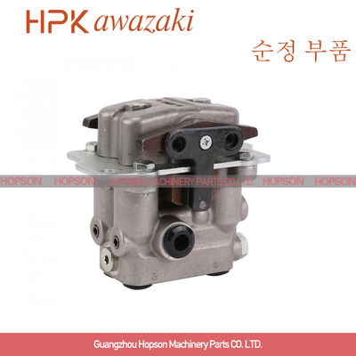 7021601540 발 페달 벨브, PC200 PC220 Komatsu 굴착기 예비 품목